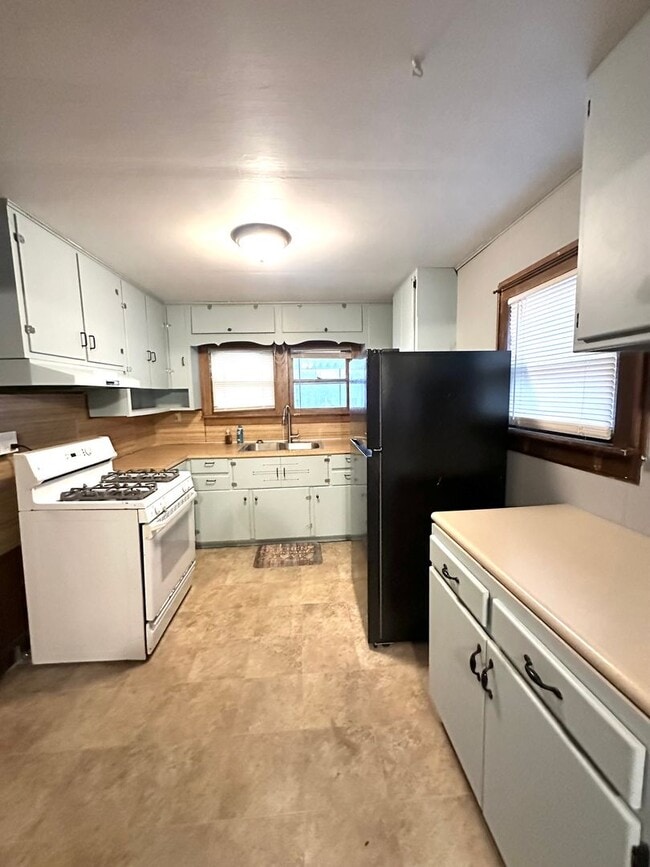 Building Photo - Versatile 2-Bedroom Home with Bonus Room and Spacious Yard