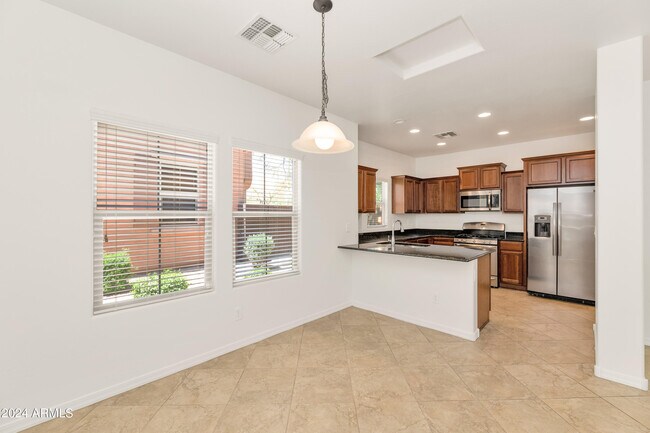 Building Photo - 3960 E Cat Balue Dr