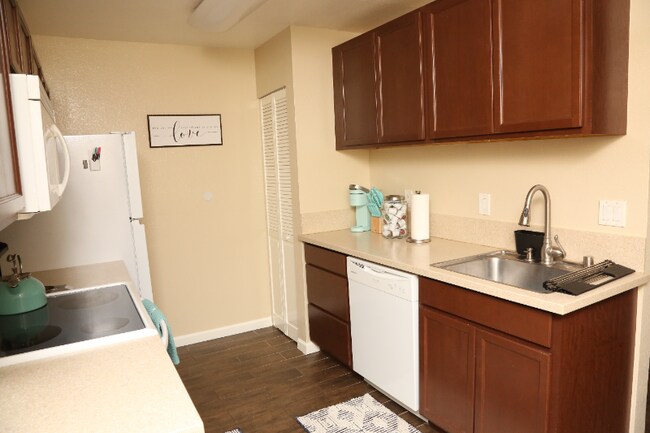 Building Photo - 1265 Kendall Dr