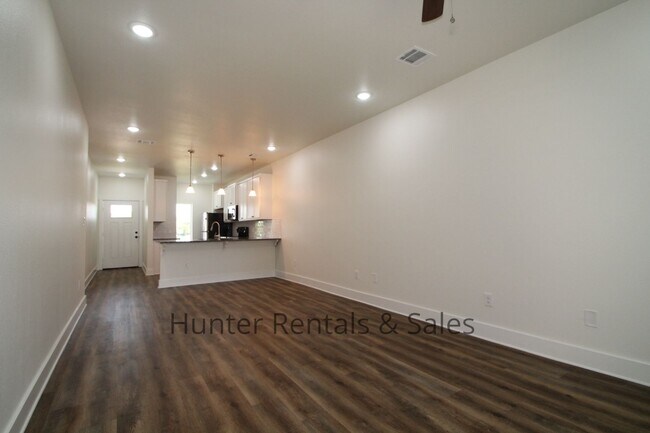 Foto del edificio - 2 Weeks Free!!!  Upscale Three-bedroom Tow...