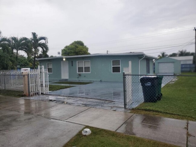 Foto del edificio - 15300 Leisure Dr