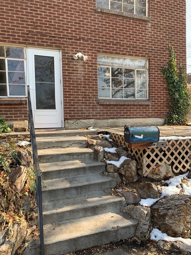 Primary Photo - $1000 - 1 Bedroom Apartment Close Universi...