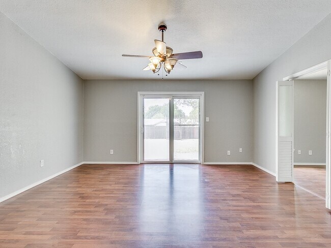 Foto del edificio - 1323 N Nail Pkwy