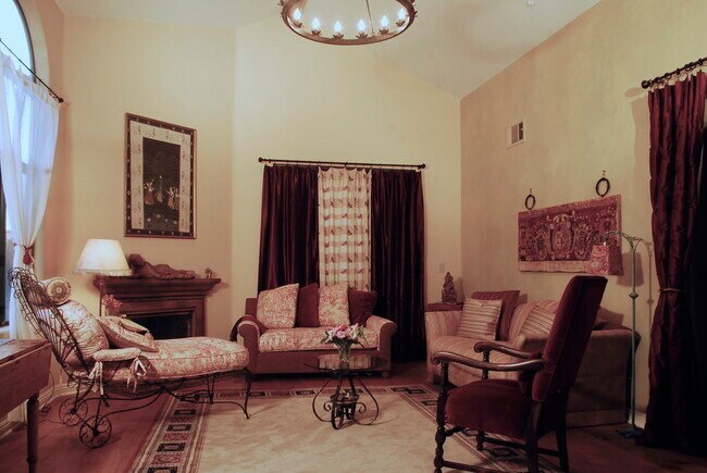 living room - 1541 S Bedford St