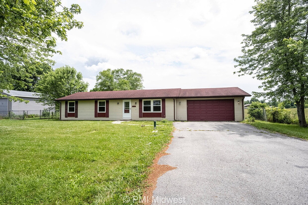 Foto principal - "Charming 3-Bed, 2-Bath Home in Noblesvill...