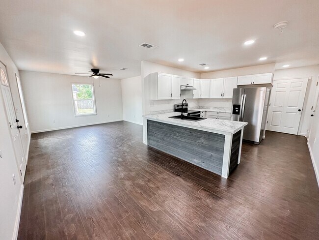 Building Photo - 2425 3rd Ave