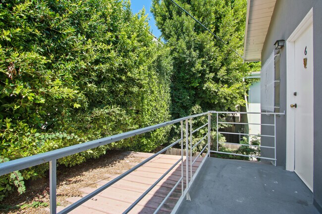Building Photo - 978 Barrington - steps to San Vicente in p...