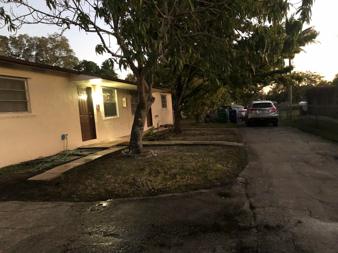 Building Photo - 6240 SW 25th St