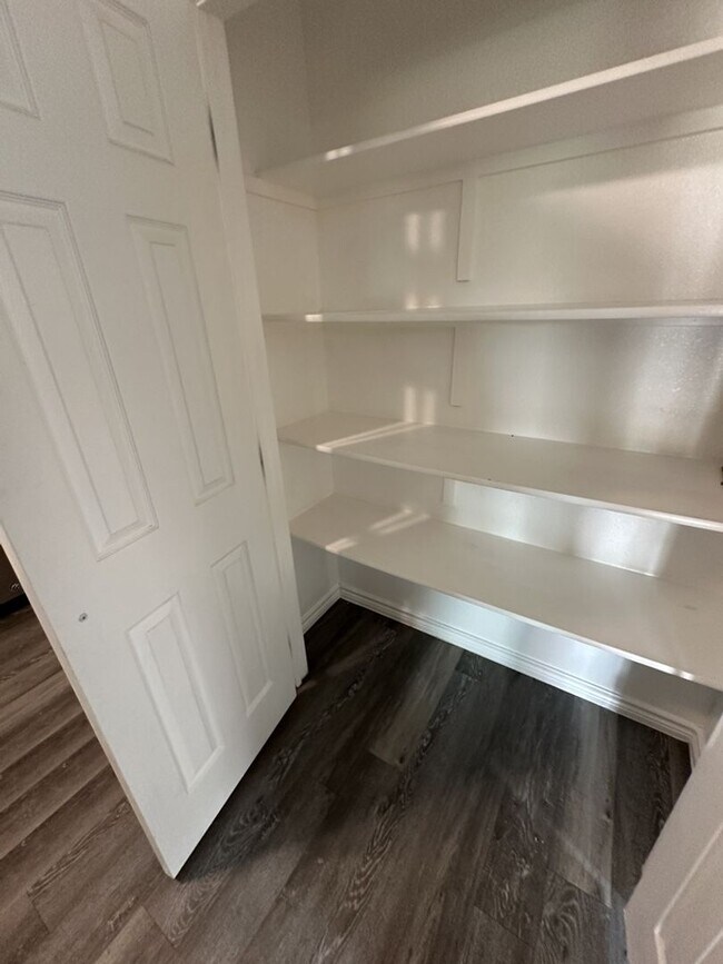 Foto del edificio - AVAILABLE NOW!