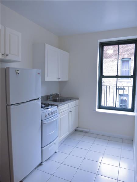 Primary Photo - 530 E 78th St