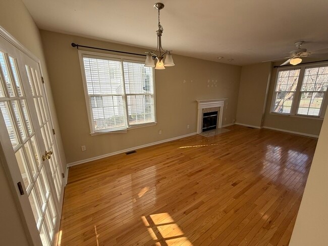 Foto del edificio - Beautiful 3 Bedroom 2.5 Bath End Unit Town Home with Lake View!