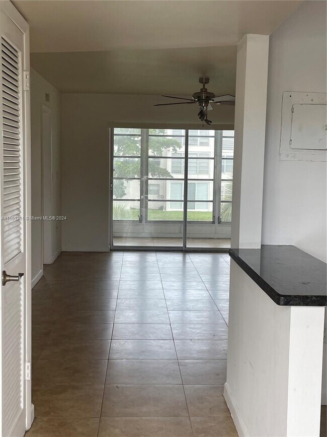 Foto del edificio - 8510 Sunrise Lakes Blvd