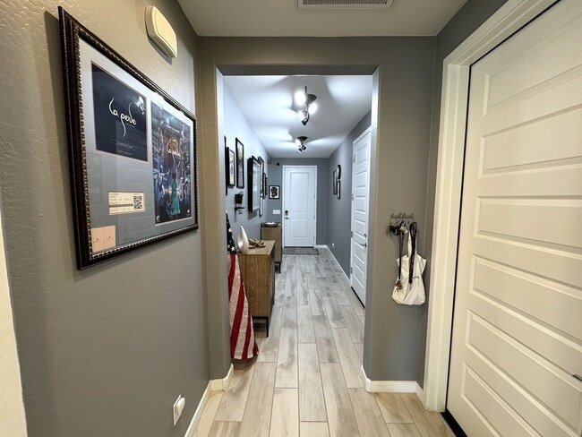 Building Photo - 2024 Beautiful Furnished 3 Bedroom 2 Bath with Private Suite near Sports Venues