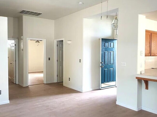 Foto del edificio - The 3-Bd , 2-Bth home is freshly renovated with new paint, new blinds and has newer appliances, w...