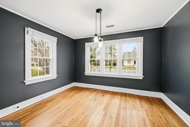 Building Photo - 304 Elm Ave