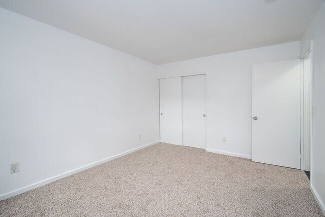 Building Photo - 2 bedroom in Roseway!! Pets OK!