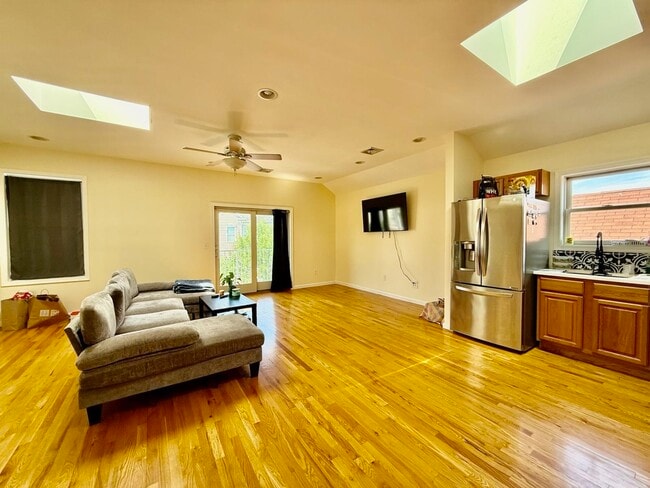 Foto del edificio - 264 Custer Ave