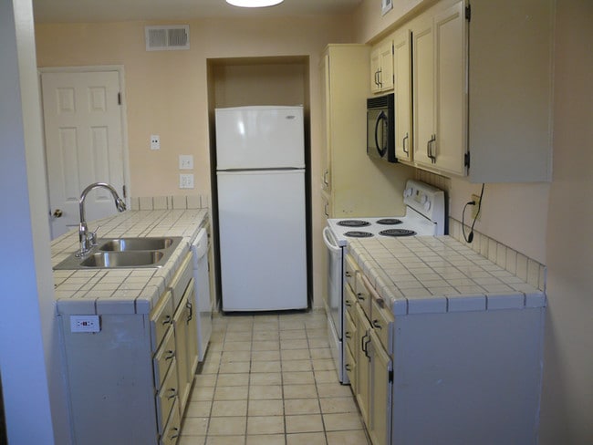 Kitchen - 433 E Ave