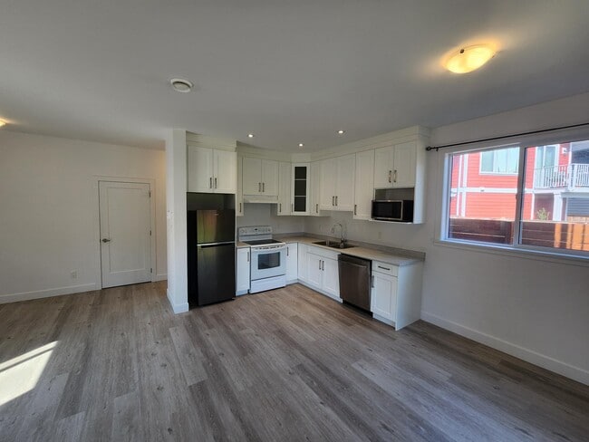 Building Photo - 5863 Deuchars Dr