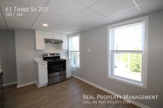 Building Photo - 3 Bedroom Available with Office Space Clos...