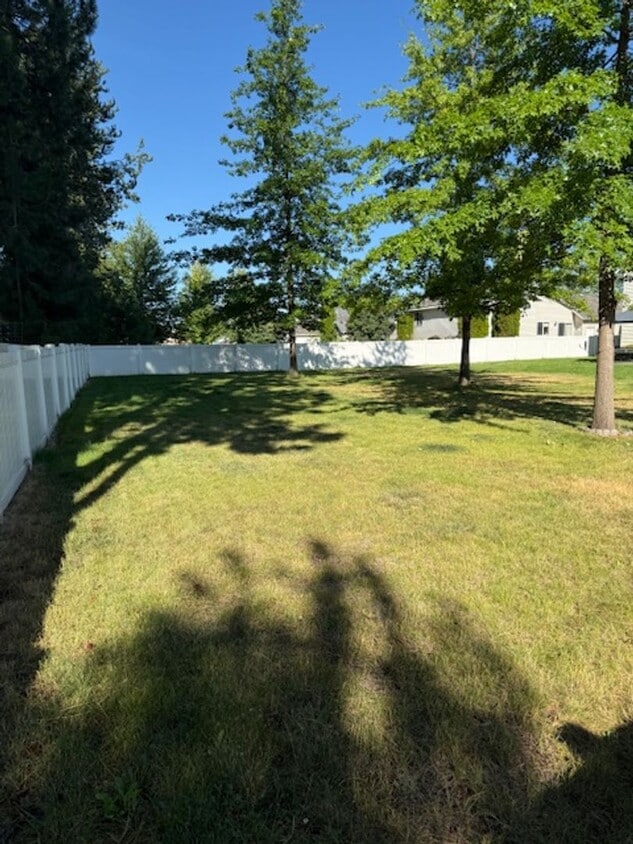 Building Photo - 4 bedroom 3 bath beautiful home with large...