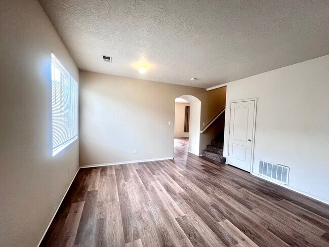 Foto del edificio - Stunning 3 bed, 2.5 bath, 2575 sq ft home New Flooring