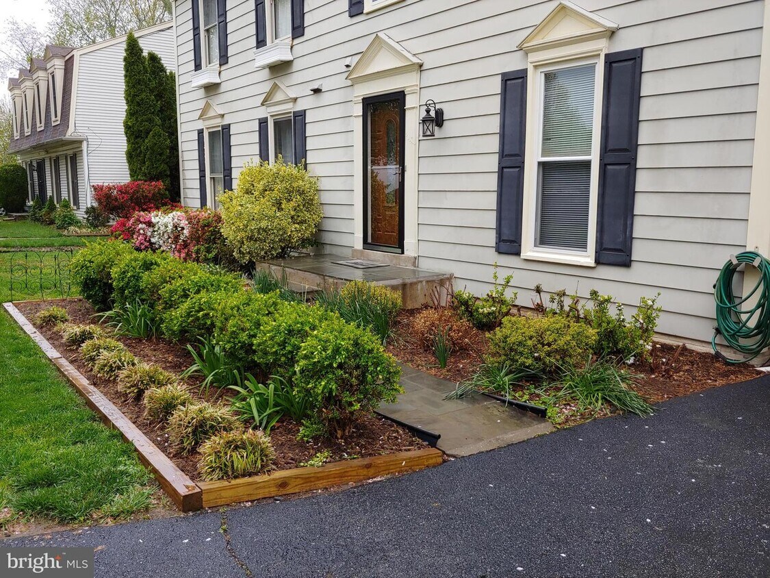 Primary Photo - 9 Alderleaf Ct