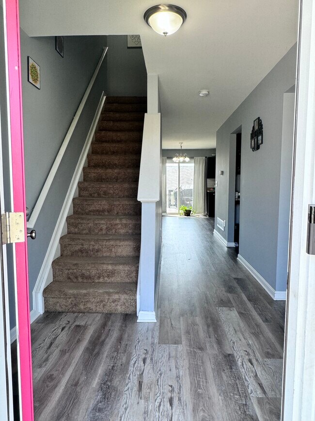 Building Photo - 425 Rockcrest Way