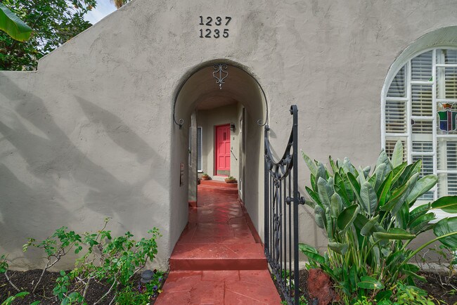 Foto del edificio - 1235 Hi Point St