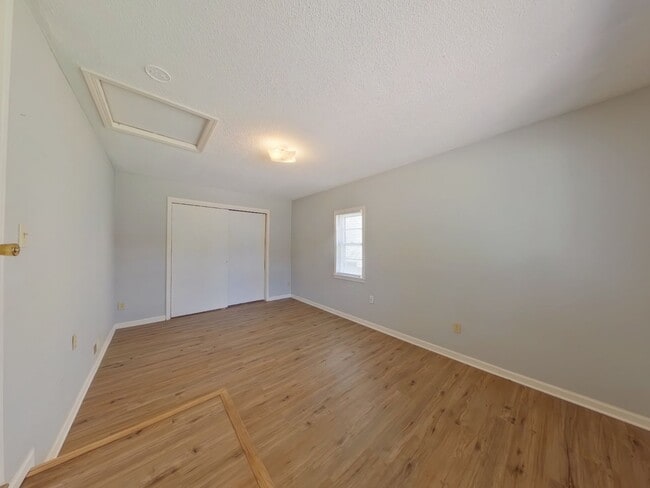 Building Photo - 1557 N Broadview Ave