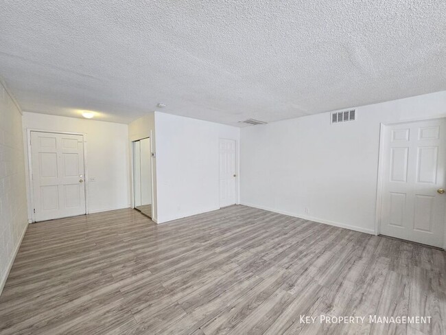 Building Photo - 2913 Stewart Ave