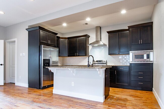 Building Photo - Polished Jefferson Park home with big fron...