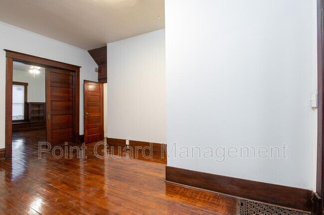 Foto del edificio - 3224 E Oakland Ave