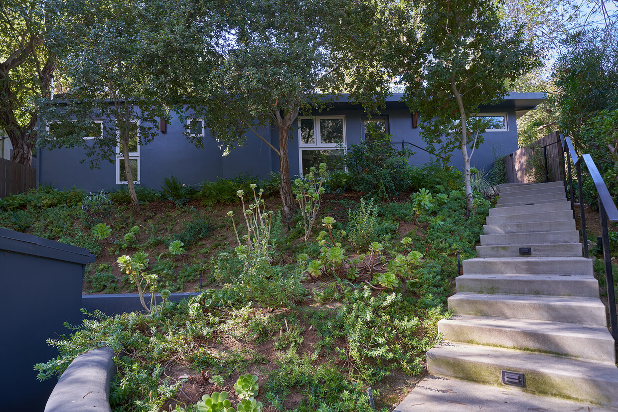 Primary Photo - 8811 Wonderland Ave