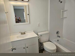 Building Photo - 2801 NE 33rd Ct