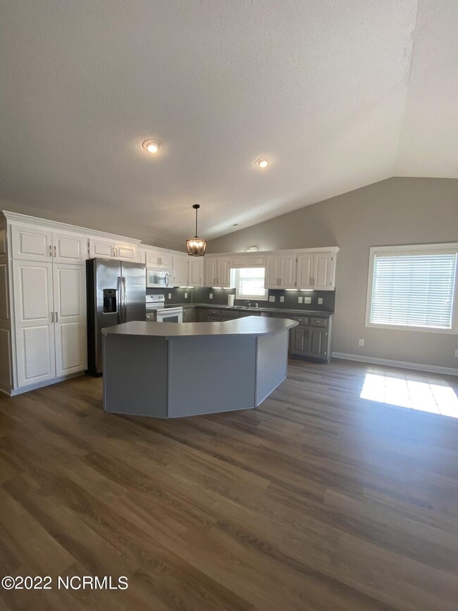 Building Photo - 205 Village Ct
