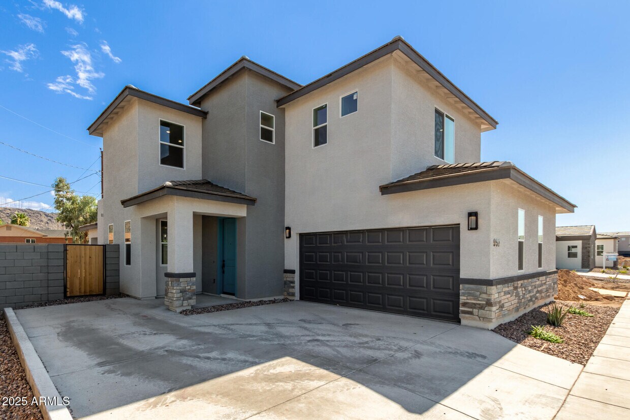 Primary Photo - 957 E Desert Dr