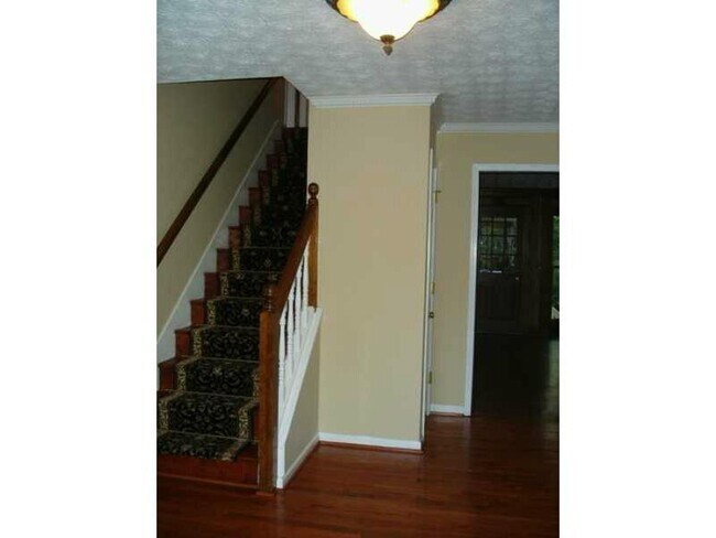 Building Photo - 2564 Oak Village Pl NE