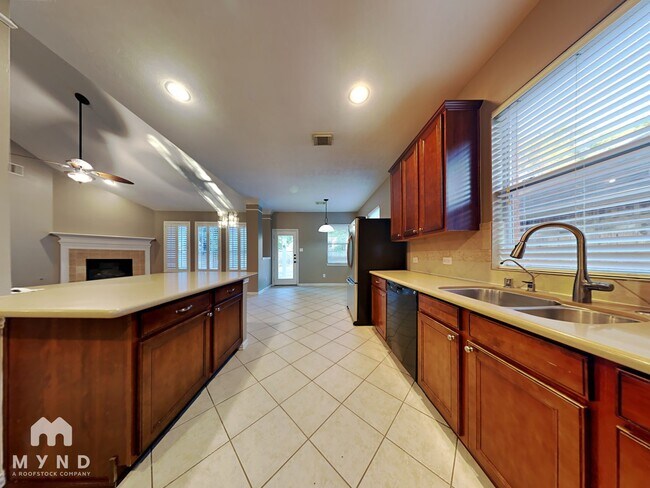 Foto del edificio - 15030 Summer Knoll Ln