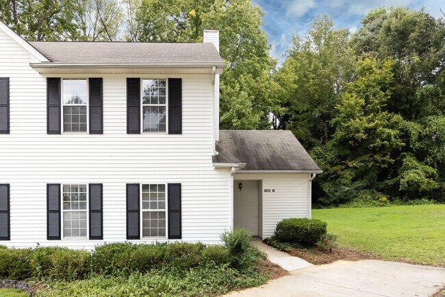 Building Photo - 805 A-B Selwyn Place Townhome