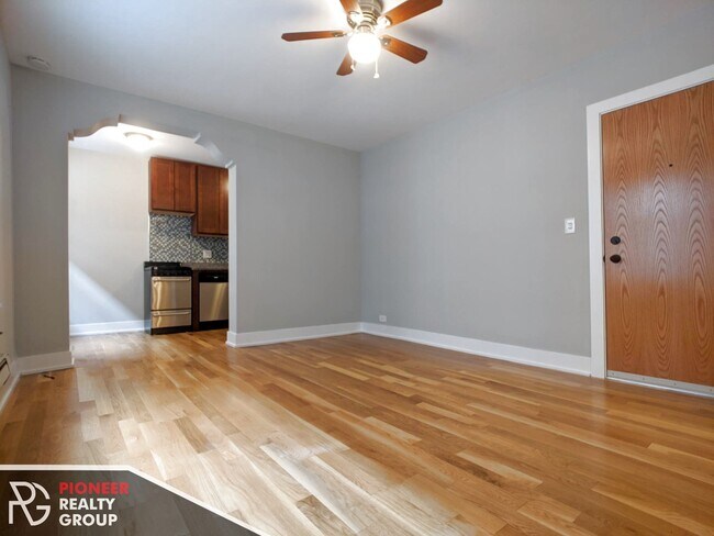 Foto del edificio - 429 W Roscoe St