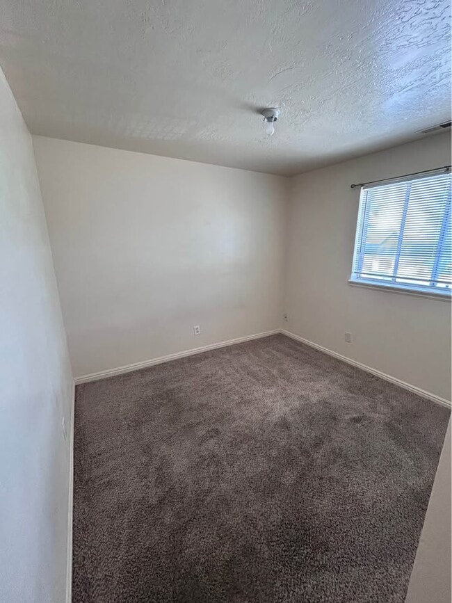 Building Photo - 835 E 500 N