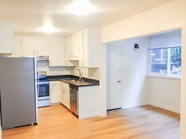 Foto del edificio - Stunning Remodeled 2BR/2BATHROOM Flat! Fireplace! Parking! Laundry! -PROGRESSIVE