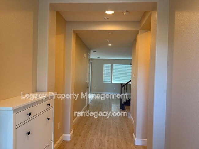 Foto del edificio - 3224 La Paz Dr