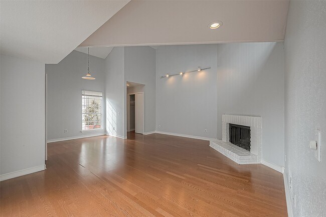 Building Photo - 9809 Richmond Ave.