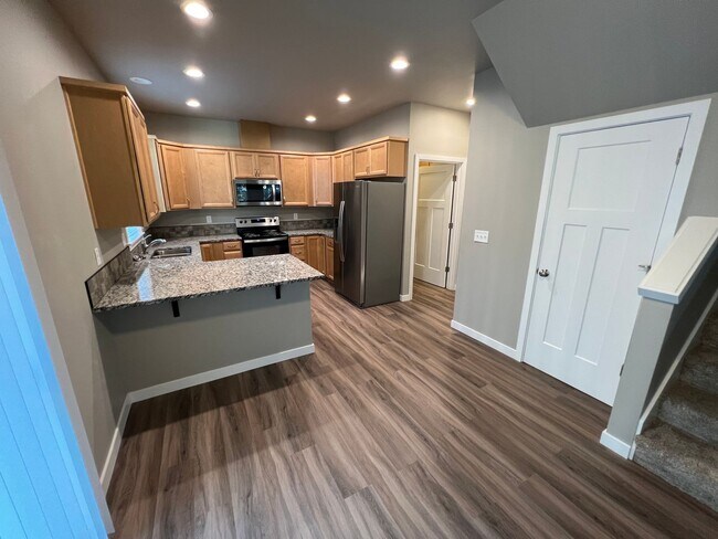 Foto del edificio - NEW 4 Bedroom / 4.5 Bath Townhome. A/C in every bedroom