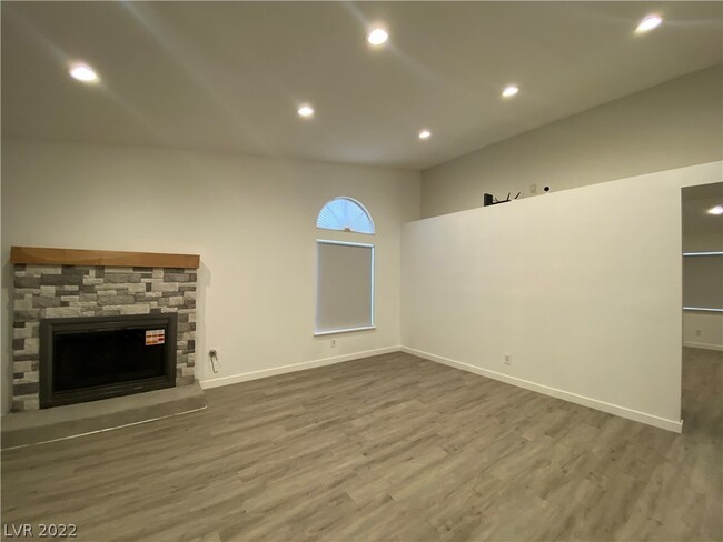 Building Photo - 3216 Malibu Vista St