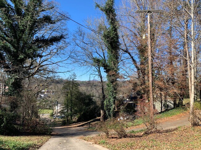 Foto del edificio - Bayless Street Downtown One Bedroom