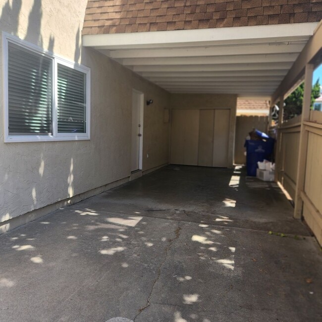 Building Photo - UTC Duplex 1475 Sq Ft 3 bedroom 1.5 ba woo...
