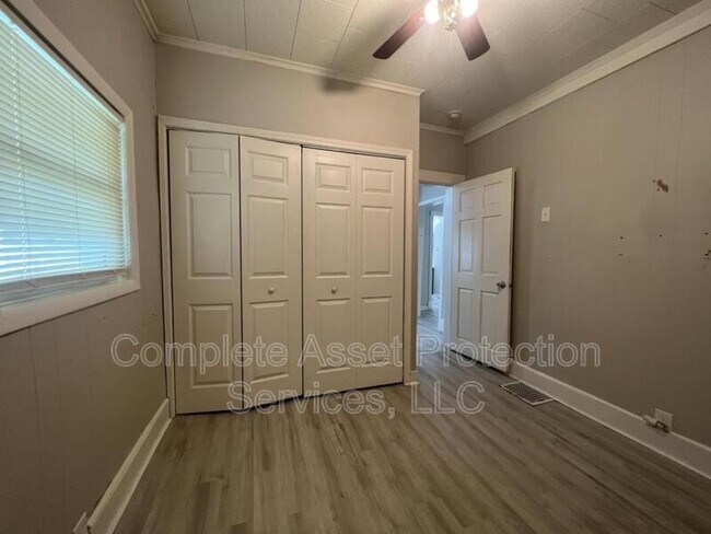 Foto del edificio - 111 Laurel St